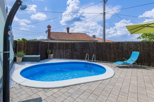 Foto 15 - Casa con 3 camere da letto a Buzet con piscina privata e giardino