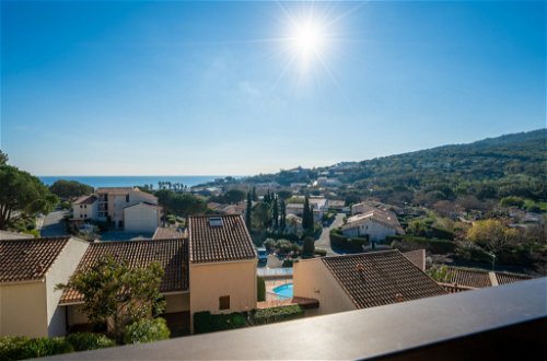 Foto 5 - Apartamento de 2 habitaciones en Roquebrune-sur-Argens con piscina y vistas al mar