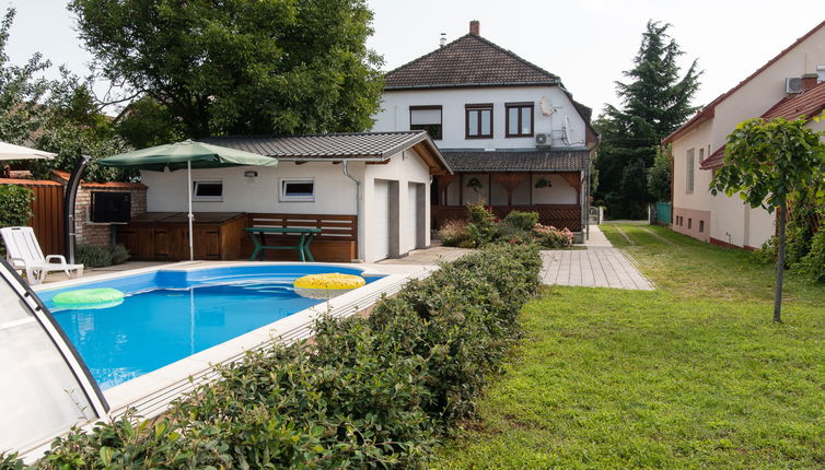 Foto 1 - Appartamento con 5 camere da letto a Balatonkeresztúr con piscina privata e giardino