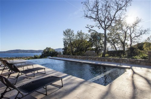 Foto 16 - Casa con 3 camere da letto a Grimaud con piscina privata e vista mare