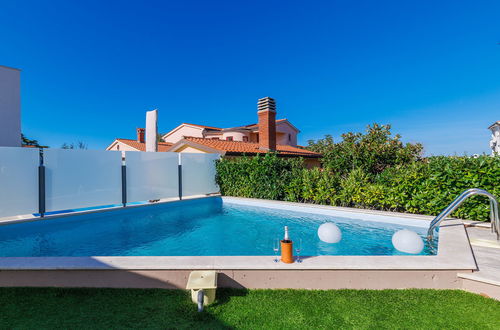 Foto 37 - Casa de 3 quartos em Umag com piscina privada e terraço