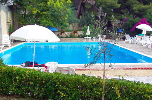 Photo 3 - 2 bedroom Apartment in Ospedaletti with swimming pool and sea view