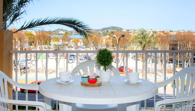 2 bedroom Apartment in Calp with swimming pool and garden - Photo 2