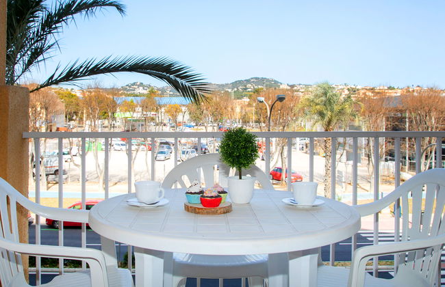 2 bedroom Apartment in Calp with swimming pool and garden - Photo 2