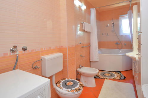 Foto 30 - Apartment mit 2 Schlafzimmern in Tribunj mit schwimmbad und garten