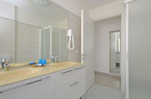 Foto 18 - Appartamento con 2 camere da letto a Lignano Sabbiadoro con vista mare