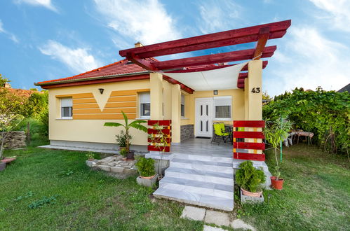 Photo 1 - Maison de 2 chambres à Balatonmáriafürdő avec jardin et terrasse