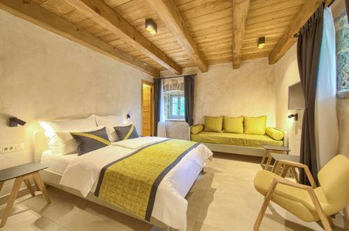 Foto 6 - Casa con 4 camere da letto a Krk con piscina privata e vista mare