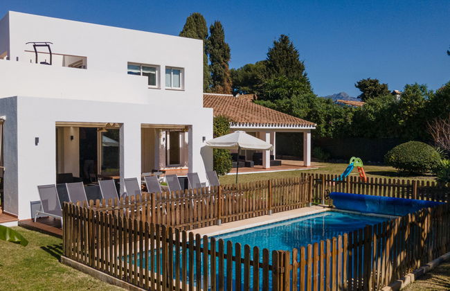 Maison de 7 chambres à Estepona avec piscine privée et jardin - Photo 1