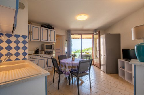 Photo 10 - Appartement de 2 chambres à Cavalaire-sur-Mer avec jardin et vues à la mer