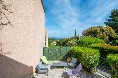 Foto 3 - Apartamento de 2 habitaciones en Cavalaire-sur-Mer con jardín y vistas al mar