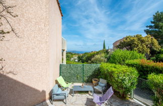 Photo 3 - 2 bedroom Apartment in Cavalaire-sur-Mer with garden and sea view