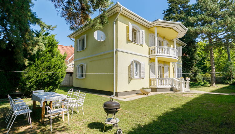 Foto 1 - Casa de 5 habitaciones en Balatonlelle con jardín y terraza