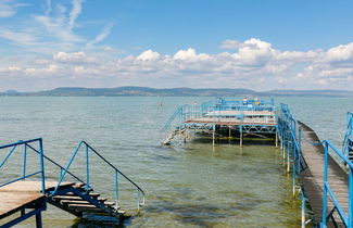 Foto 2 - Apartamento de 2 habitaciones en Balatonlelle con jardín y terraza