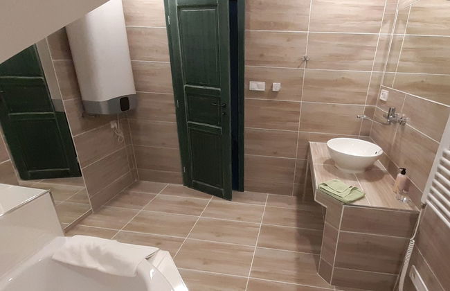 Apartamento de 1 quarto em Desná com jardim e banheira de hidromassagem - Foto 8