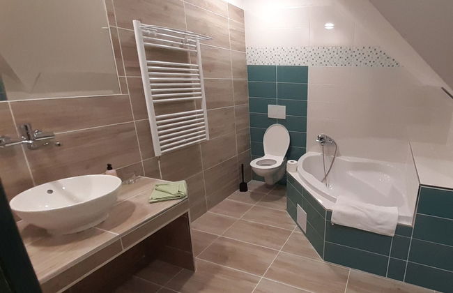 Apartamento de 1 quarto em Desná com jardim e banheira de hidromassagem - Foto 5
