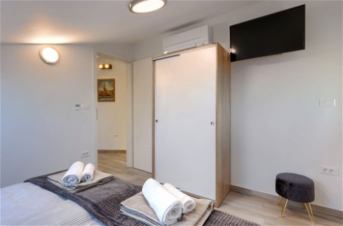 Foto 22 - Appartamento con 2 camere da letto a Umag con piscina e terrazza