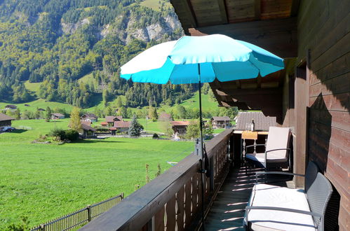 Foto 2 - Appartamento con 2 camere da letto a Kandergrund con vista sulle montagne