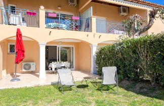 Foto 2 - Apartamento de 3 habitaciones en Sainte-Maxime con piscina y vistas al mar