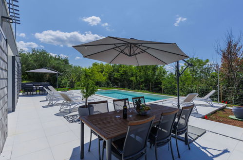 Photo 2 - Maison de 3 chambres à Buje avec piscine privée et vues à la mer