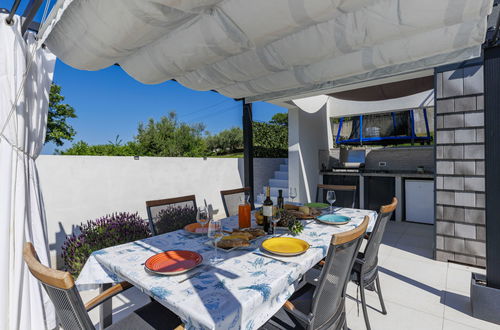 Photo 5 - 3 bedroom House in Buje with private pool and garden