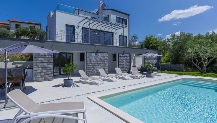 Photo 1 - Maison de 3 chambres à Buje avec piscine privée et vues à la mer