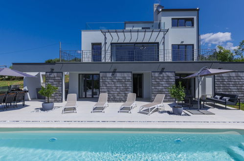 Photo 38 - Maison de 3 chambres à Buje avec piscine privée et vues à la mer