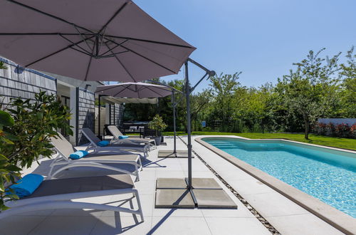 Photo 15 - 3 bedroom House in Buje with private pool and garden