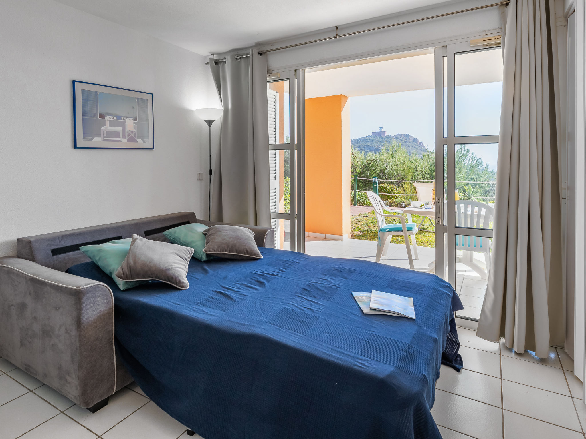 Foto 10 - Appartamento con 1 camera da letto a Saint-Raphaël con piscina e vista mare