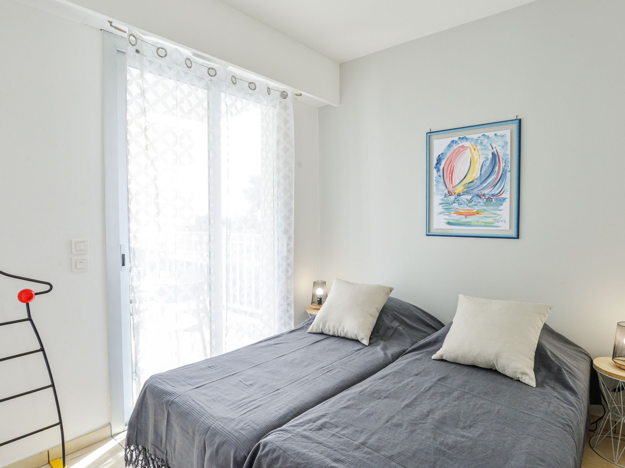 Foto 3 - Appartamento con 2 camere da letto a Saint-Laurent-du-Var con piscina e vista mare
