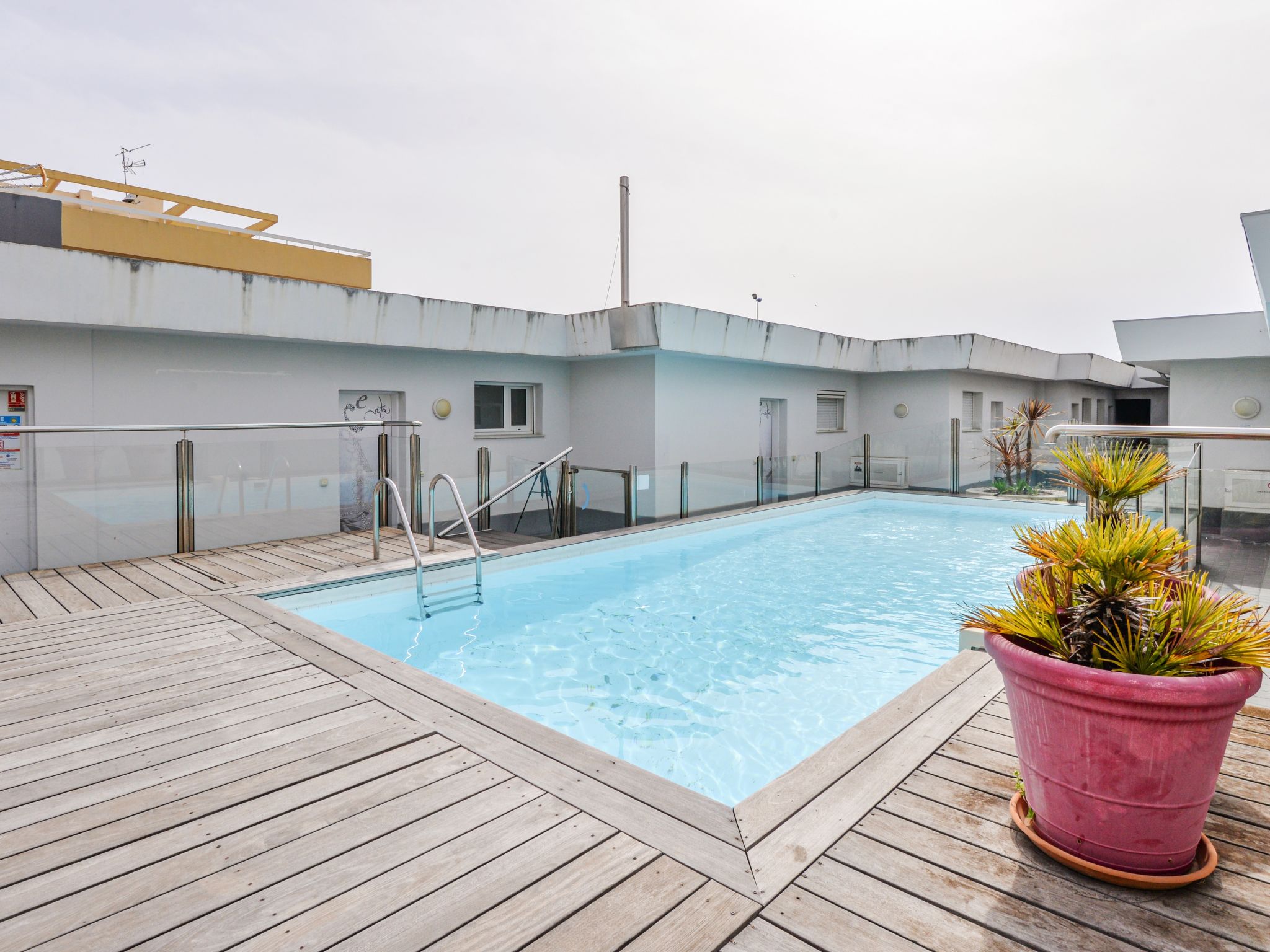 Foto 1 - Appartamento con 2 camere da letto a Saint-Laurent-du-Var con piscina e vista mare