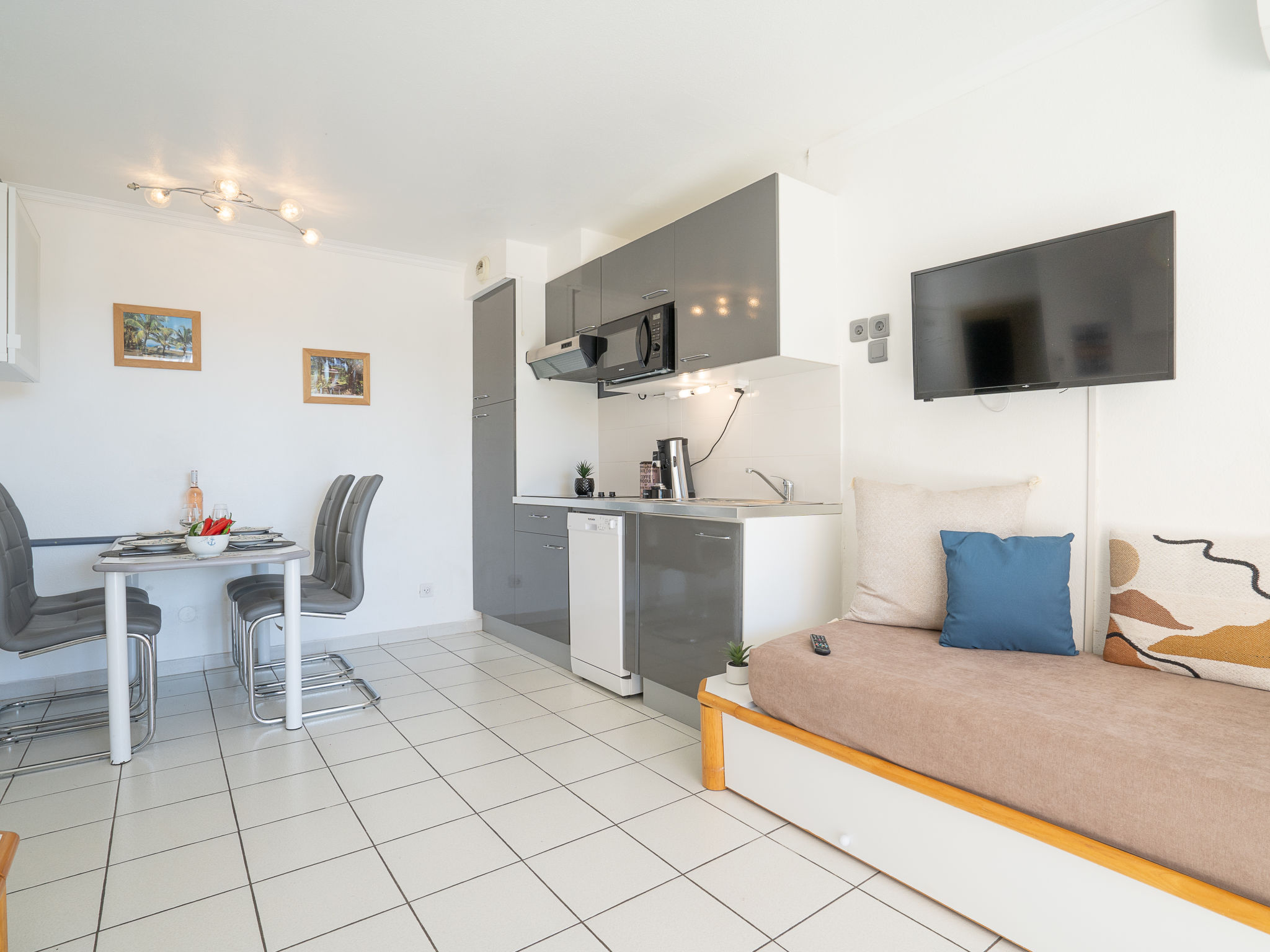 Photo 15 - 1 bedroom Apartment in Saint-Raphaël with swimming pool and garden