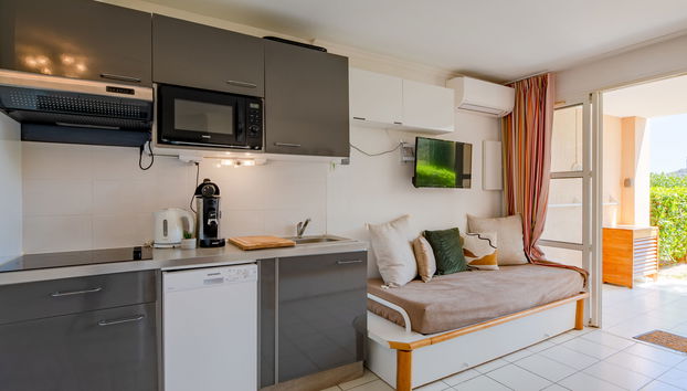 Apartment mit 1 Schlafzimmer in Saint-Raphaël mit schwimmbad und garten - Foto 3