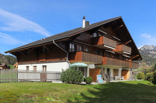 Photo 1 - Appartement de 2 chambres à Zweisimmen avec jardin et terrasse