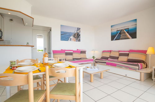 Photo 9 - 1 bedroom Apartment in Saint-Raphaël with swimming pool and garden