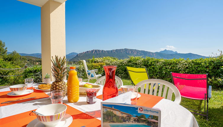 Foto 1 - Appartamento con 1 camera da letto a Saint-Raphaël con piscina e giardino