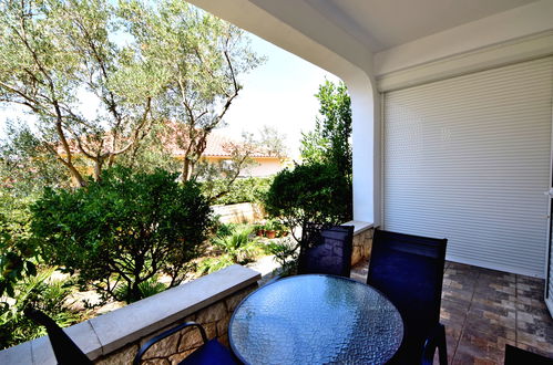 Foto 4 - Apartamento de 1 quarto em Sibenik com piscina e vistas do mar