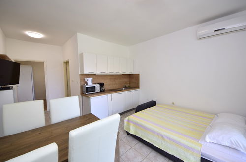 Photo 6 - 1 bedroom Apartment in Sibenik with swimming pool and garden