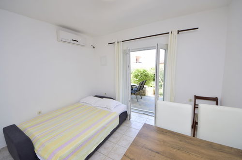 Photo 18 - 1 bedroom Apartment in Sibenik with swimming pool and garden