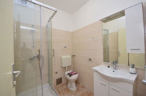 Photo 9 - 1 bedroom Apartment in Sibenik with swimming pool and garden
