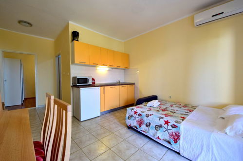 Foto 7 - Apartamento de 1 quarto em Sibenik com piscina e jardim