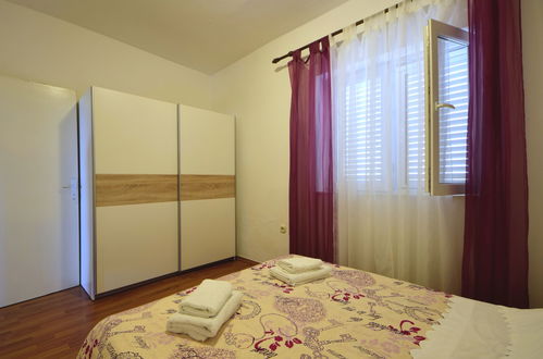 Foto 9 - Apartamento de 1 quarto em Sibenik com piscina e jardim