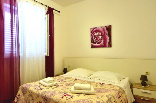 Foto 3 - Appartamento con 1 camera da letto a Sebenico con piscina e giardino