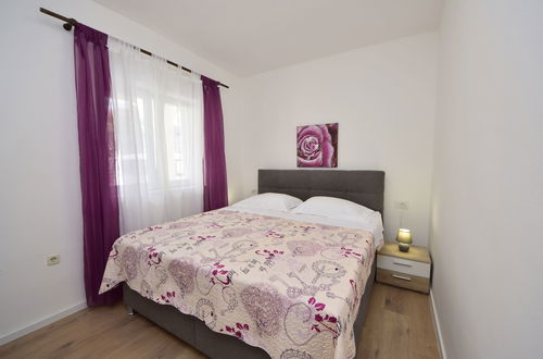 Photo 5 - 1 bedroom Apartment in Sibenik with swimming pool and garden
