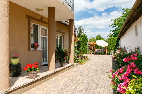 Foto 19 - Appartamento con 2 camere da letto a Balatonszemes con giardino e vista sulle montagne