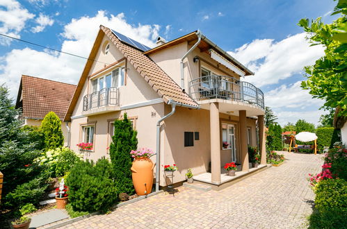 Photo 1 - Appartement de 2 chambres à Balatonszemes avec jardin et vues sur la montagne