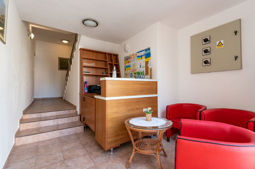 Foto 25 - Apartamento de 1 quarto em Privlaka com piscina e jardim