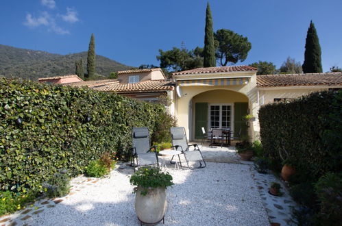 Foto 1 - Casa de 1 habitación en Le Lavandou con piscina y vistas al mar