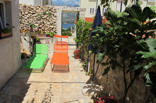 Foto 15 - Appartamento con 1 camera da letto a Posedarje con giardino e terrazza