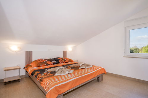 Foto 8 - Apartamento de 1 quarto em Ližnjan com jardim e terraço